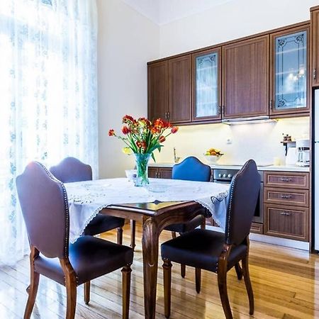 Neoclassical Apartment With 3 Bedrooms In Piræus Eksteriør billede