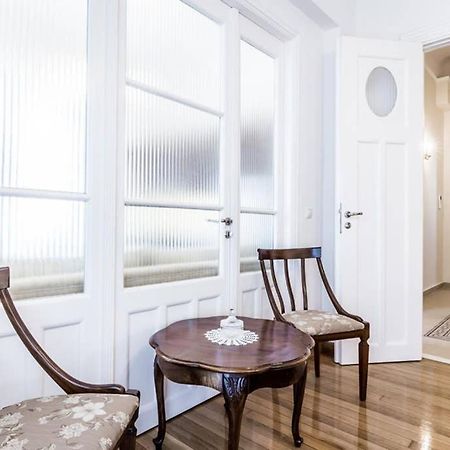 Neoclassical Apartment With 3 Bedrooms In Piræus Eksteriør billede