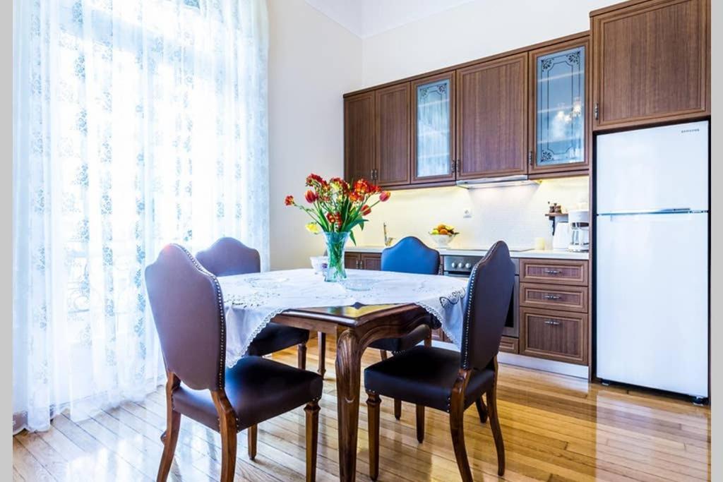 Neoclassical Apartment With 3 Bedrooms In Piræus Eksteriør billede