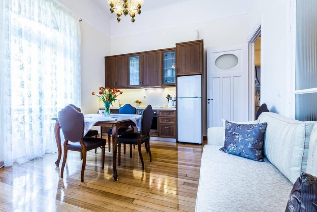 Neoclassical Apartment With 3 Bedrooms In Piræus Eksteriør billede