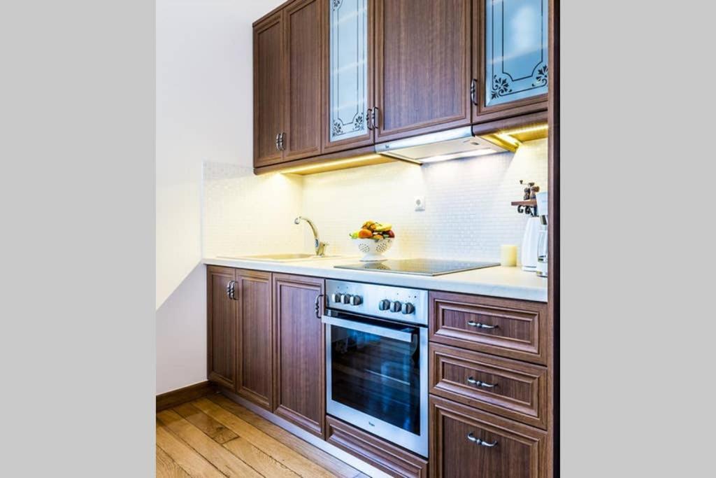 Neoclassical Apartment With 3 Bedrooms In Piræus Eksteriør billede