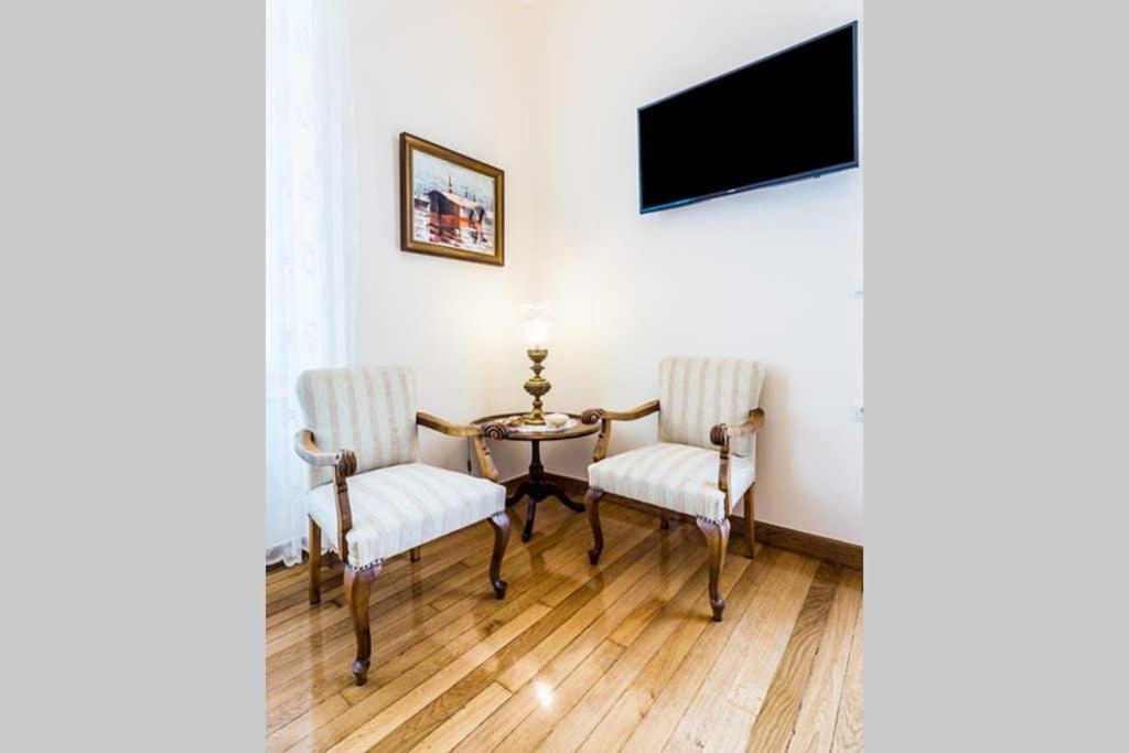 Neoclassical Apartment With 3 Bedrooms In Piræus Eksteriør billede