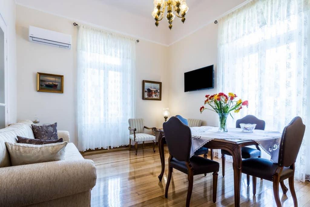 Neoclassical Apartment With 3 Bedrooms In Piræus Eksteriør billede