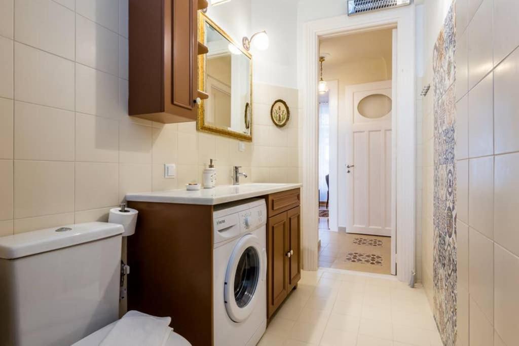 Neoclassical Apartment With 3 Bedrooms In Piræus Eksteriør billede