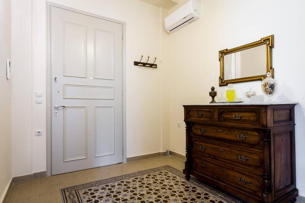 Neoclassical Apartment With 3 Bedrooms In Piræus Eksteriør billede