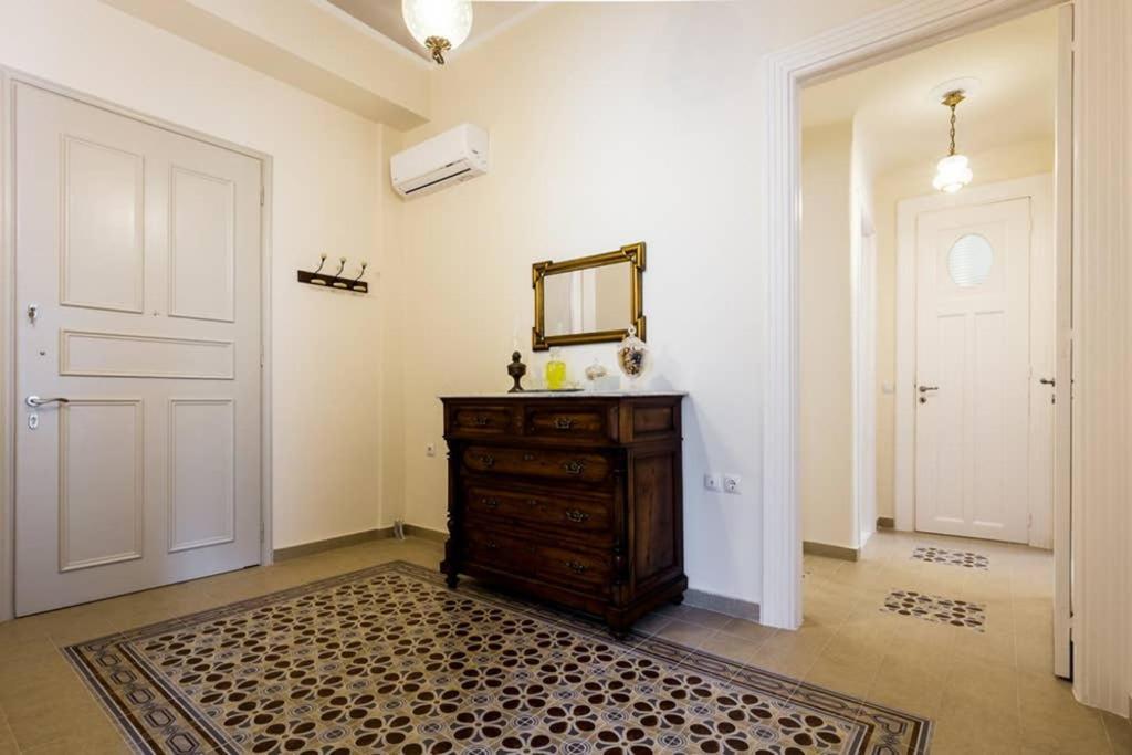 Neoclassical Apartment With 3 Bedrooms In Piræus Eksteriør billede