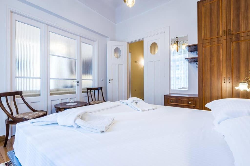 Neoclassical Apartment With 3 Bedrooms In Piræus Eksteriør billede