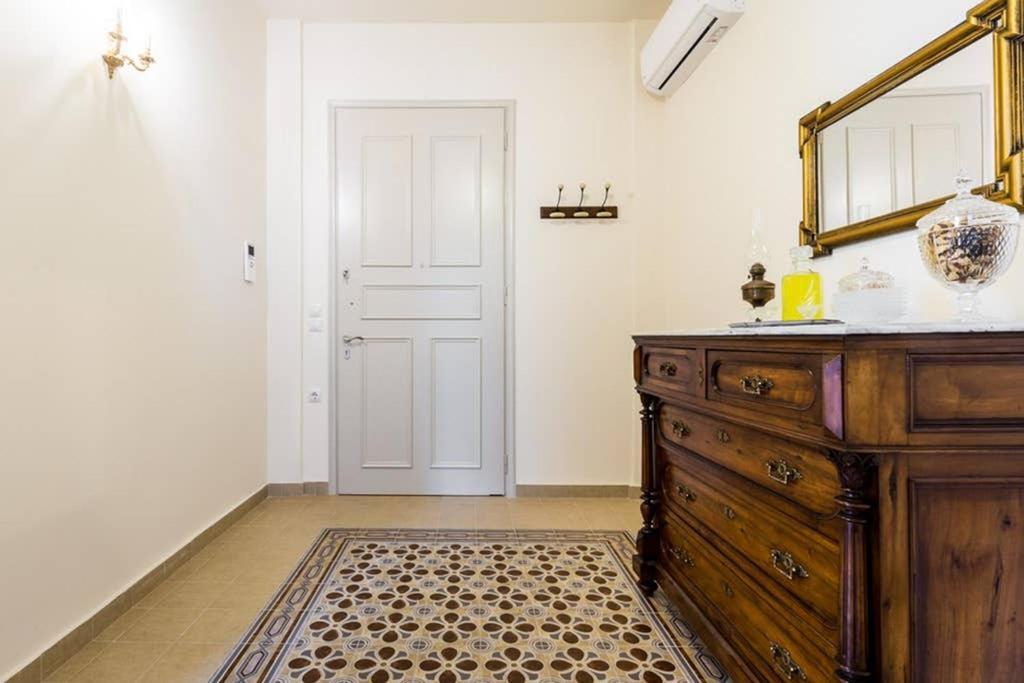 Neoclassical Apartment With 3 Bedrooms In Piræus Eksteriør billede