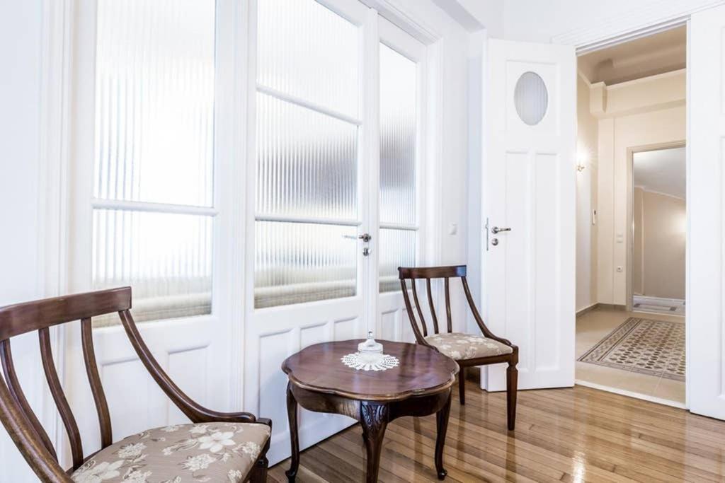 Neoclassical Apartment With 3 Bedrooms In Piræus Eksteriør billede