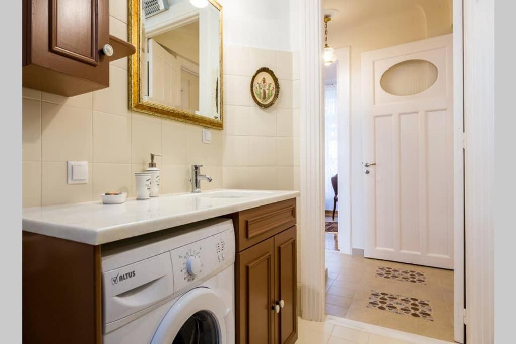 Neoclassical Apartment With 3 Bedrooms In Piræus Eksteriør billede