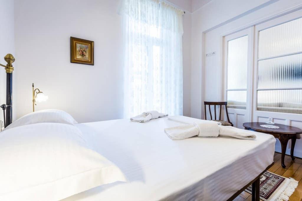 Neoclassical Apartment With 3 Bedrooms In Piræus Eksteriør billede